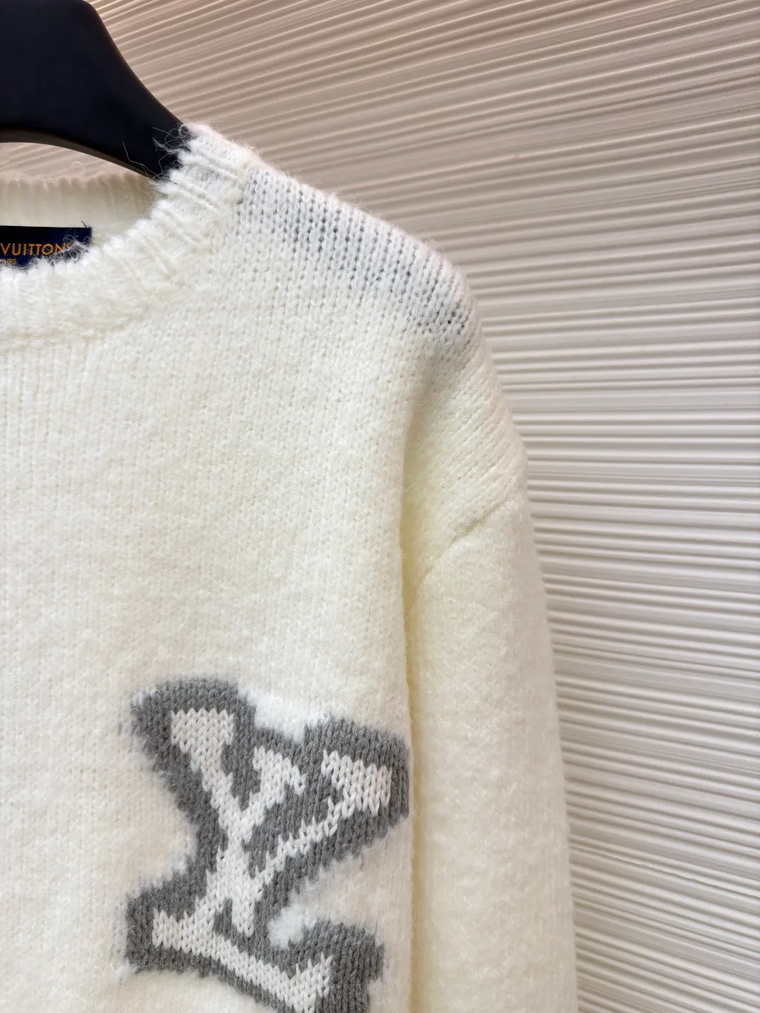 LOUIS VUITTON double-sided intarsia sweater ●Original version: purchased and developed for 12200 ●Item number: 1680923-A85 ●Fabric: wool blended fabric ●Technology: knitted intarsia production ●Version: fitted version ●Weight: about 620 grams ●Size: S-M-L-XL ●Description: Made of custom-woven and dyed sheep wool 65% cotton% 20 Spandex 15%. The special washing process is very soft and skin-friendly. It has 7 knitting workers. The thickness of each stitch of the inlay on the clothing logo is consistent with ZP. The back logo is mirror inlay. This crew-neck sweater is made of a blend of sheep wool and yak hair, and uses thick yarn to create a comfortable texture. The contrasting LV logo is integrated into the knitted fabric, and the mirror-effect logo is cleverly displayed on the rear. The casual and elegant design makes it easy to style your weekend look. The overall wiring is straight and delicate, the fabric is comfortable and soft, and the color is consistent without color difference. It can be matched with the same style to create a fashionable look and control various occasions. Customized accessories, complete with three standards, same style for men and women!